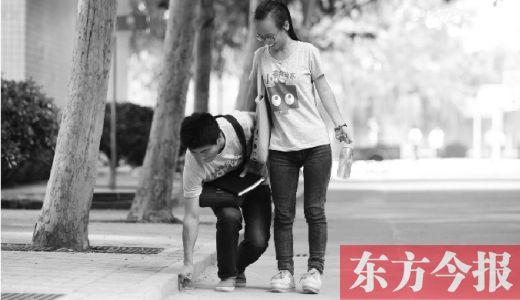  董宇飞早已习惯在行路时，随手捡起被丢弃的笔芯以及垃圾，现在他的身边又有了一位支持他的女友