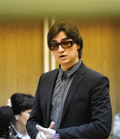 11月初，莫斯科大剧院芭蕾舞团艺术总监谢尔盖·菲林出庭作证。他的双眼目前已经进行了20多次手术。
