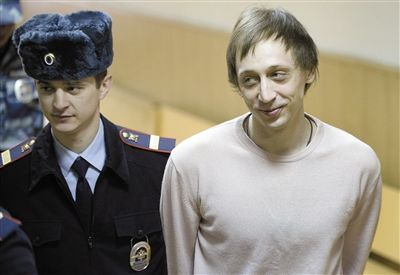 12月3日，被告之一莫斯科大剧院独舞演员帕维尔·德米琪琴柯被带进法庭。图/CFP