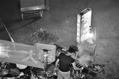 2013年7月，青年路国美第一城小区附近的夜市露天烧烤摊。新京报记者