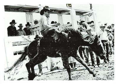 1978年，鲍卡斯在蒙大拿州迈尔斯城举办的野马拍卖大会上骑一匹美国西部野马
