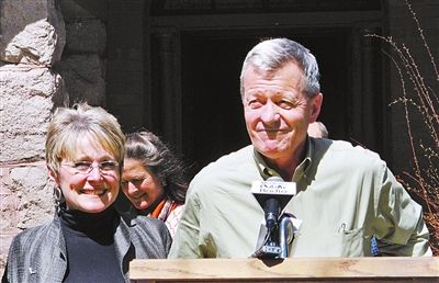 2013年4月26日，鲍卡斯和他的第三任妻子哈内斯在蒙大拿自己家门外宣布不再竞选参议员
