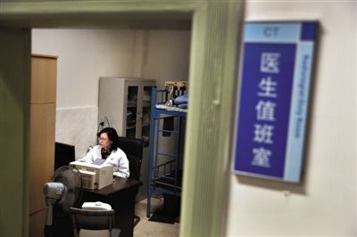 2月21日，绵阳市人民医院，兰越峰坐在CT室医生值班室看电脑。2014年后，兰越峰离开了走廊，坐到了CT室医生值班室。