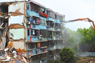 昨天上午10点多，发生倒塌的29幢居民楼剩余部分开始拆除。