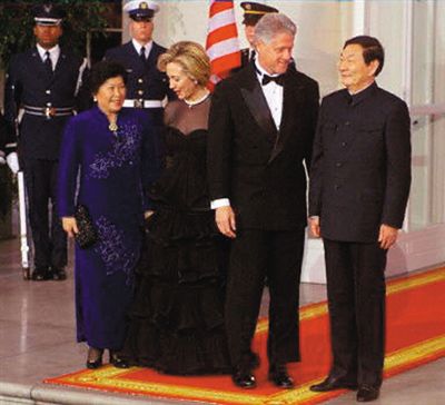 1999年，时任国务院总理朱镕基访美，夫人劳安随行。克林顿夫妇在白宫举行晚宴。