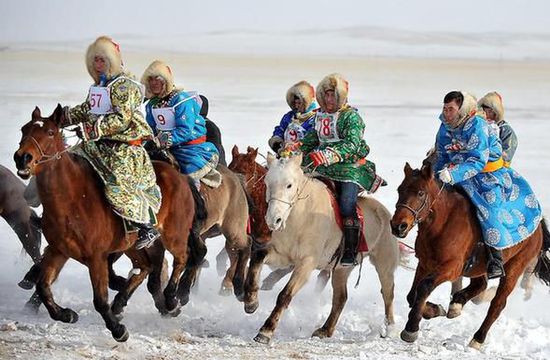 2014年1月4日，“冰雪那达慕”展示草原马文化。当日，2014年“银色西乌珠穆沁”杰仁马文化节在内蒙古锡林郭勒盟西乌珠穆沁旗举行。新华社记者任军川摄
