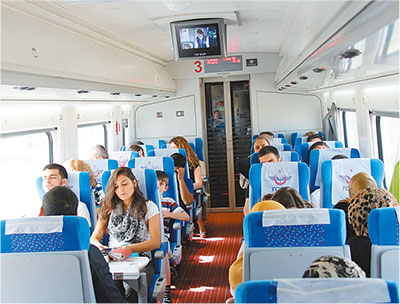 安伊高铁列车快捷平稳，为乘客提供了舒适的乘车环境。记者 刘睿摄