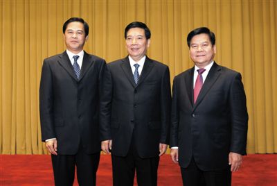 昨日，在云南省委召开全省领导干部会议上，陈豪（左）、秦光荣（中）、李纪恒（右）合影。图/CFP