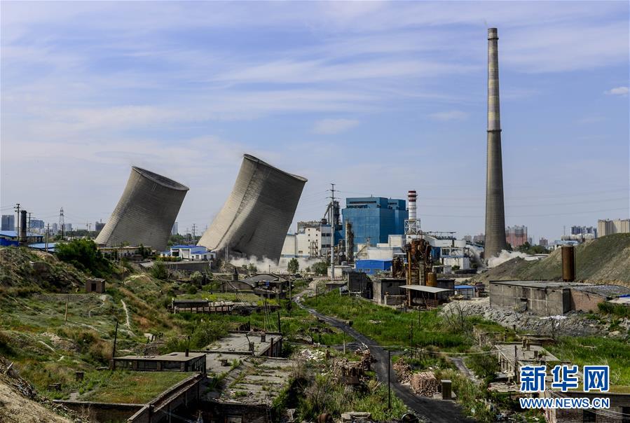 新疆首座火力发电站实施爆破拆除