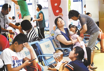 儿科医生普遍短缺 北京十余家三甲医院儿科只接诊内科