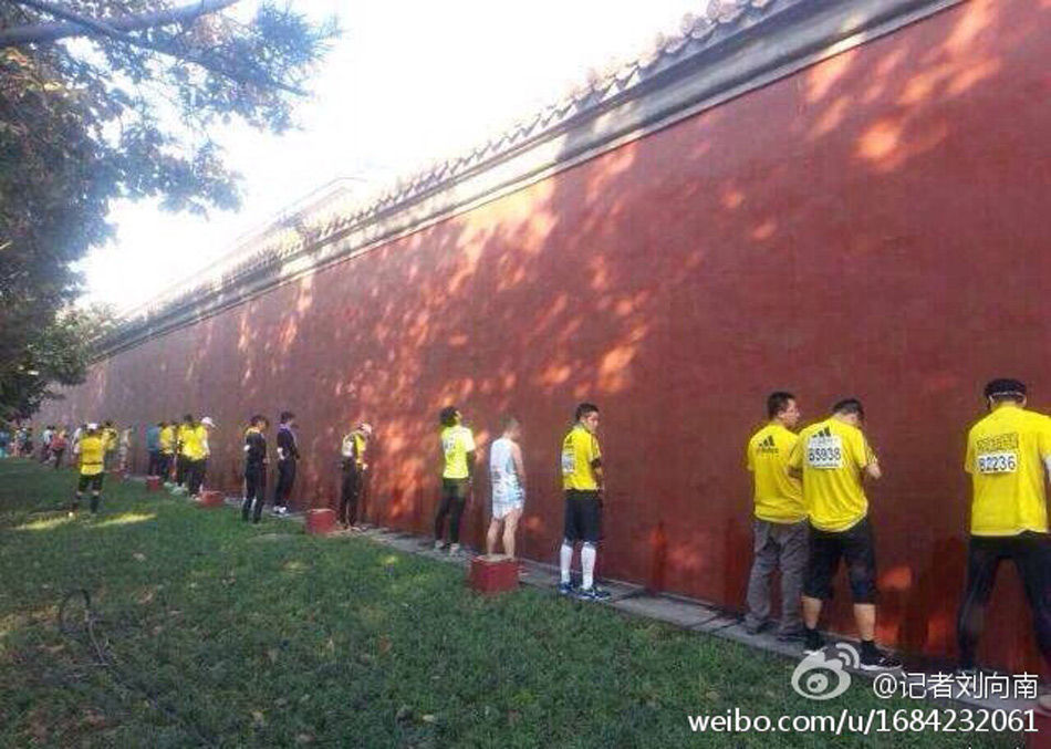 20日，2013年北京马拉松开赛。今年共有超过3万人报名参赛，到哪如厕成了一个焦点。一组众选手站在墙边小便照片在网上风传，选手站成一排，在沿途的红墙和绿化带“就地解决”，地面上“水”流一片。有人质疑，随处小便的原因是因为流动厕所少；也有人称，很多人就地小便是因为“有这个传统”。