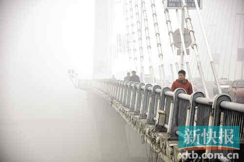 雾霾致东三省多地PM2.5爆表：市民戴三层口罩