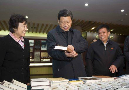 习近平26日来到曲阜孔府考察，并来到孔子研究院。