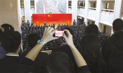 昨日,最高法举行公众开放日活动,网友代表、媒体记者们正在观看法官宣誓仪式。法官们宣誓,将忠于宪法和法律,忠实履行法官职责。新京报记者