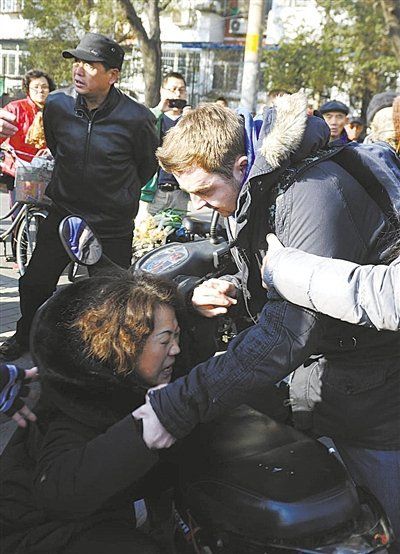 大妈被撞当日现场