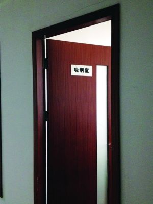 烟龄30多年公务员:禁烟不是禁打牌 要有个过程