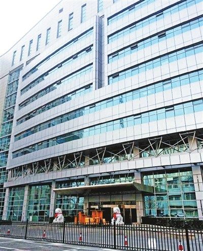 去年年末,沉寂了9个多月的国家铁路局过渡性“官网”正式在交通部网站上线。昨天,北京青年报记者了解到,国家铁路局目前正在乔迁新居,搬入地点是北京市复兴路6号院内的原北京铁路局1号楼。