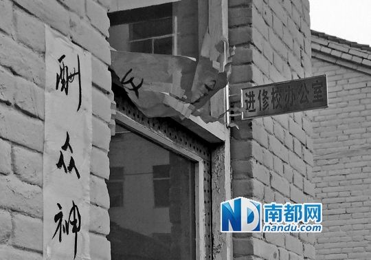  1月2日，山西五台县教师进修学校内，“进修校办公室”门口贴有“谢土”仪式上求得的“符帖”。该校不久前曾举办过“谢土”祭拜法事。C FP图