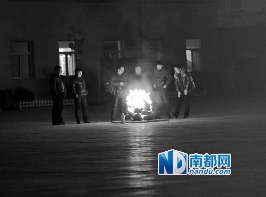  1月3日下午5时40分左右，山西五台县实验小学校园内，几位教职工围在“旺火”堆旁进行“谢土”祭拜。CFP图