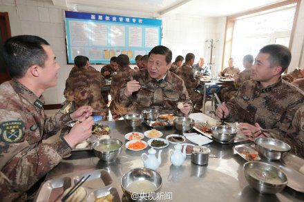 习近平与边防连官兵一起吃午饭