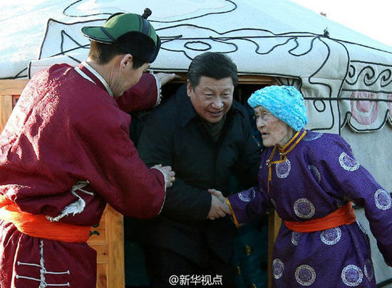 习近平看望81岁老牧民 用蒙语“巴雅斯太”说再见