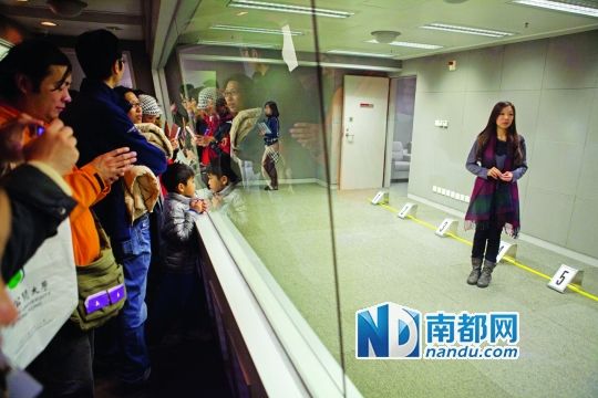 采用单面玻璃，证人能看到嫌犯而嫌犯看不到证人。