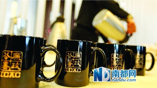 香港廉政公署开放日当日向市民销售的纪念品咖啡杯，由于“饮咖啡”被引申为被廉政公署调查的意思，所以当日印有廉政公署的咖啡杯特别受欢迎。