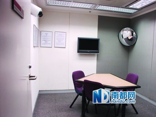 独特三角设计的桌子，嫌疑人、其律师代表及两位廉署职员，将按固定座位而坐。