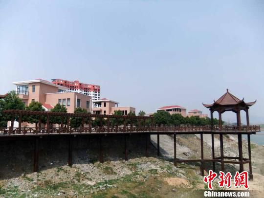 河南一珍稀植物园建成别墅群规划局长不知有无规划