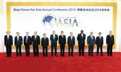昨日，国务院总理李克强（右六）在博鳌亚洲论坛2014年年会开幕前与澳大利亚、韩国、老挝等国领导人及论坛理事会负责人合影。中新社记者