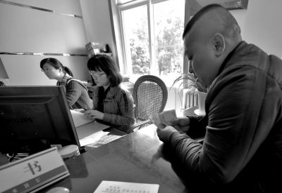 居民来到居委会领取补助金。