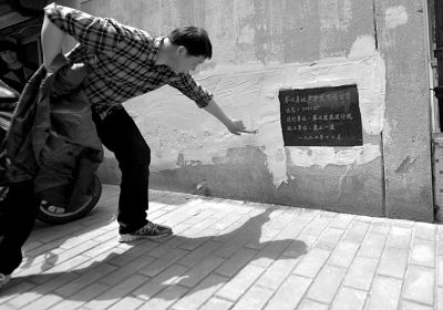 附近小区居民用手指抠墙面,直接能抠出一个小洞。