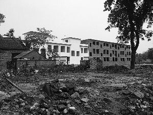 新型农村社区“廖寨明盛社区”村民被强拆的宅基地，已建起了新房。