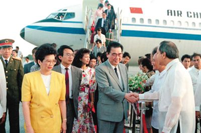 1990年12月，时任国务院总理李鹏和夫人朱琳及其一行对菲律宾进行了正式友好访问。
