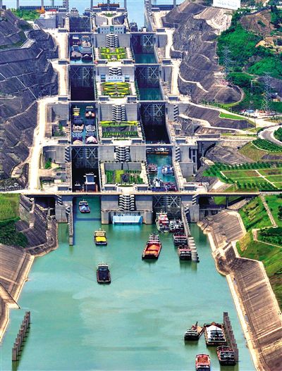 今年5月11日,三峡工程五级船闸,船只正在过闸。
