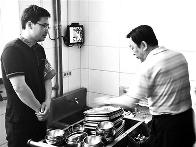 机关食堂装探头:干部剩饭菜被罚回去吃干净