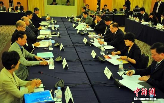 中日友好21世纪委员会中日关系研讨会，5日在日本长崎市开始举行。图为当天开幕会场情形。王健摄