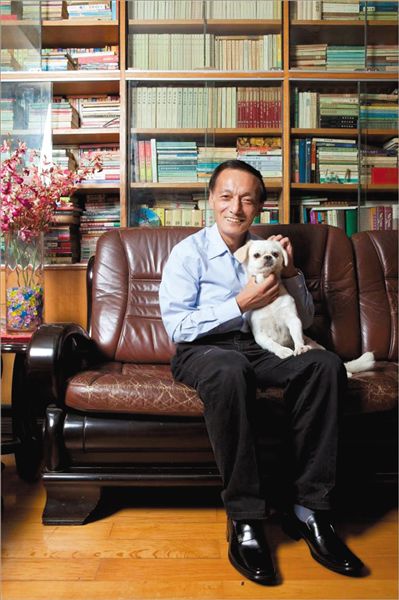 罗卫平养了一只叫“三得利”的狗，遛弯、运动都带上它，它也陪着他走出抑郁。