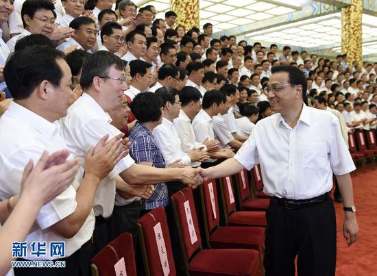 6月23日至24日,全国职业教育工作会议在北京召开。中共中央政治局常委、国务院总理李克强在会前接见与会全体代表并讲话。 新华社记者 李学仁 摄 6月23日至24日,全国职业教育工作会议在北京召开。中共中央政治局常委、国务院总理李克强在会前接见与会全体代表并讲话。 新华社记者 李学仁 摄