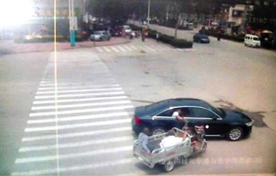 23日中午,陈母被突然喷毒。新京报记者