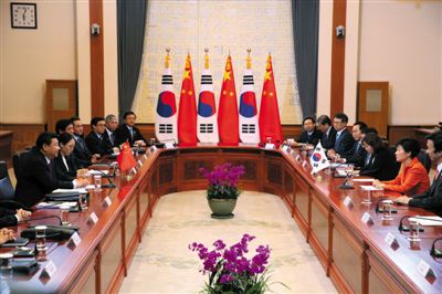 昨日，国家主席习近平在首尔同韩国总统朴槿惠举行会谈。新华社记者