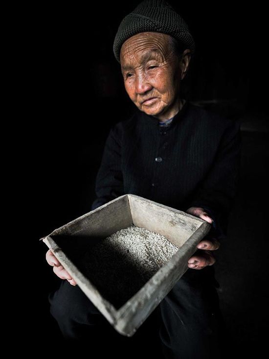 高质量的新闻需要深入调查和持续投入。请您使用下面的链接将澎湃新闻的这篇文章分享给别人。如有更多合作需求，请查看我们的版权页信息或给support@thepaper.cn发邮件。http://www.thepaper.cn/newsDetail_forward_1255860大龙镇重谭组的刘婆婆说，被污染的田种出来的米是“黑”的，大家都不敢用来吃，只有多洗洗然后煮来喂猪，大家都是买米吃。