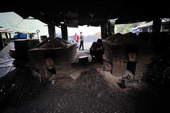 高质量的新闻需要深入调查和持续投入。请您使用下面的链接将澎湃新闻的这篇文章分享给别人。如有更多合作需求，请查看我们的版权页信息或给support@thepaper.cn发邮件。http://www.thepaper.cn/newsDetail_forward_1255860工人们知道汞是有毒的，但是靠山吃山，他们觉得自己已经习惯了，免疫了，也只能靠这活来增加收入，要不没钱花。