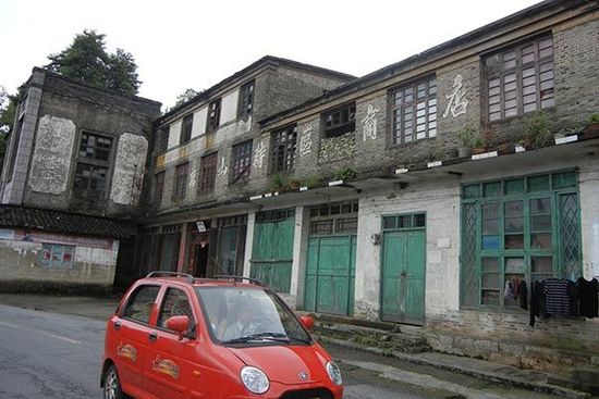 高质量的新闻需要深入调查和持续投入。请您使用下面的链接将澎湃新闻的这篇文章分享给别人。如有更多合作需求，请查看我们的版权页信息或给support@thepaper.cn发邮件。http://www.thepaper.cn/newsDetail_forward_1255860曾一度引导时尚潮流的万山特区商店，早已不复当年辉煌。