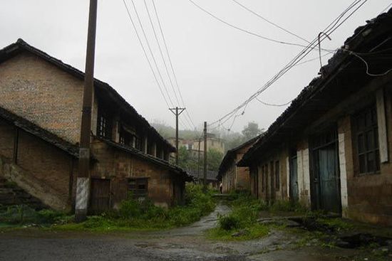 高质量的新闻需要深入调查和持续投入。请您使用下面的链接将澎湃新闻的这篇文章分享给别人。如有更多合作需求，请查看我们的版权页信息或给support@thepaper.cn发邮件。http://www.thepaper.cn/newsDetail_forward_1255860破败的万山三角岩社区，一派冷寂。