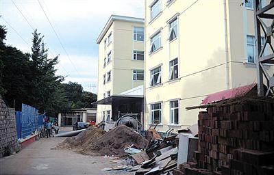 该山庄目前正在建四星级宾馆。新京报记者