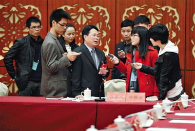 2013年1月26日，广东省韶关市委书记郑振涛透露，韶关始兴县的公务员将可通过内网查询当地526名官员的财产信息，包括工资、房产、投资等六大类。图/CFP