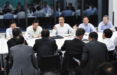 李克强18日在美药典公司餐厅与10家进驻上海自贸区的中外企业家座谈，请他们给自贸区各项改革“打分”。中新社记者