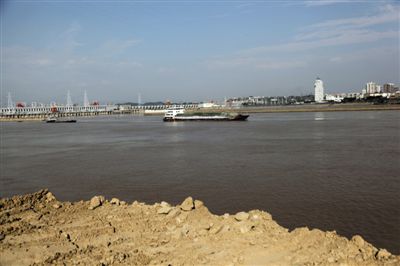 9月24日,葛洲坝附近江段。水面下即是中华鲟的产卵场,这里每天不断有货船通过该片水域,江面上停泊着附近渔民的渔船。