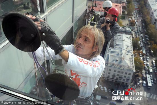 法国 蜘蛛人 攀爬俄188米商业中心大楼(高清组图)